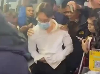 Dokter Richard Lee dikawal polisi saat dibawa menuju Rumah Tahanan Polda Metro Jaya terkait kasus dugaan pelanggaran produk kecantikan