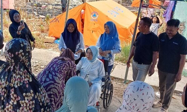 Ketua Himpaudi Bulukumba menyerahkan bantuan kepada korban kebakaran di Kelurahan Terang-Terang Kecamatan Ujungbulu