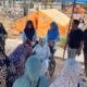 Ketua Himpaudi Bulukumba menyerahkan bantuan kepada korban kebakaran di Kelurahan Terang-Terang Kecamatan Ujungbulu