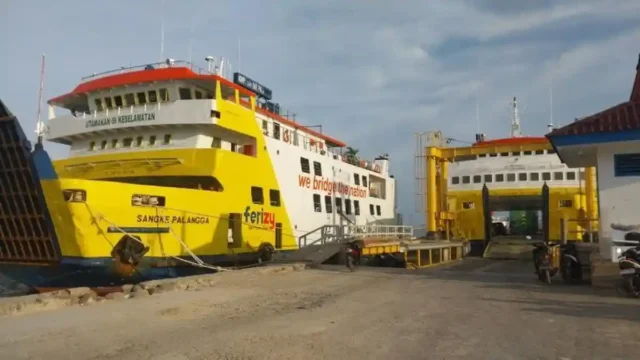 Kapal ASDP melayani penyeberangan rute Pelabuhan Bira Bulukumba menuju Pelabuhan Pamatata Selayar saat arus mudik Lebaran 2026