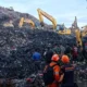 Longsor gunungan sampah di TPST Bantar Gebang Bekasi menewaskan tujuh orang setelah tumpukan sampah setinggi 50 meter runtuh.